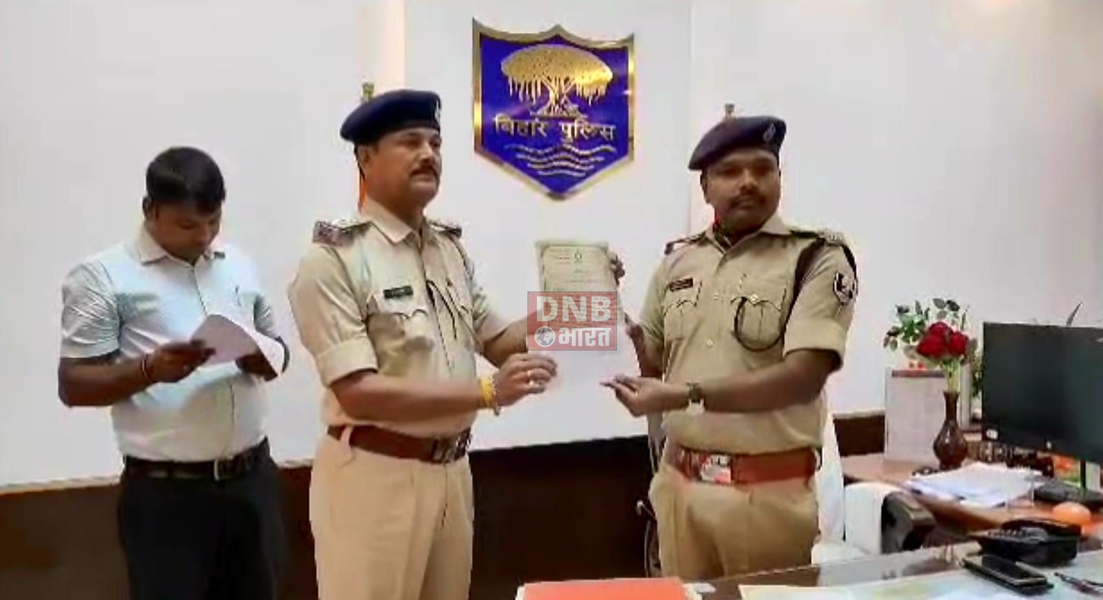 बेगूसराय के डायल 112 नंबर की सेवा ने अपनी उपयोगिता साबित करते हुए बिहार मे प्राप्त किया प्रथम स्थान,एसपी योगेंद्र कुमार ने प्रशस्ति पत्र देकर किया सम्मानित 3