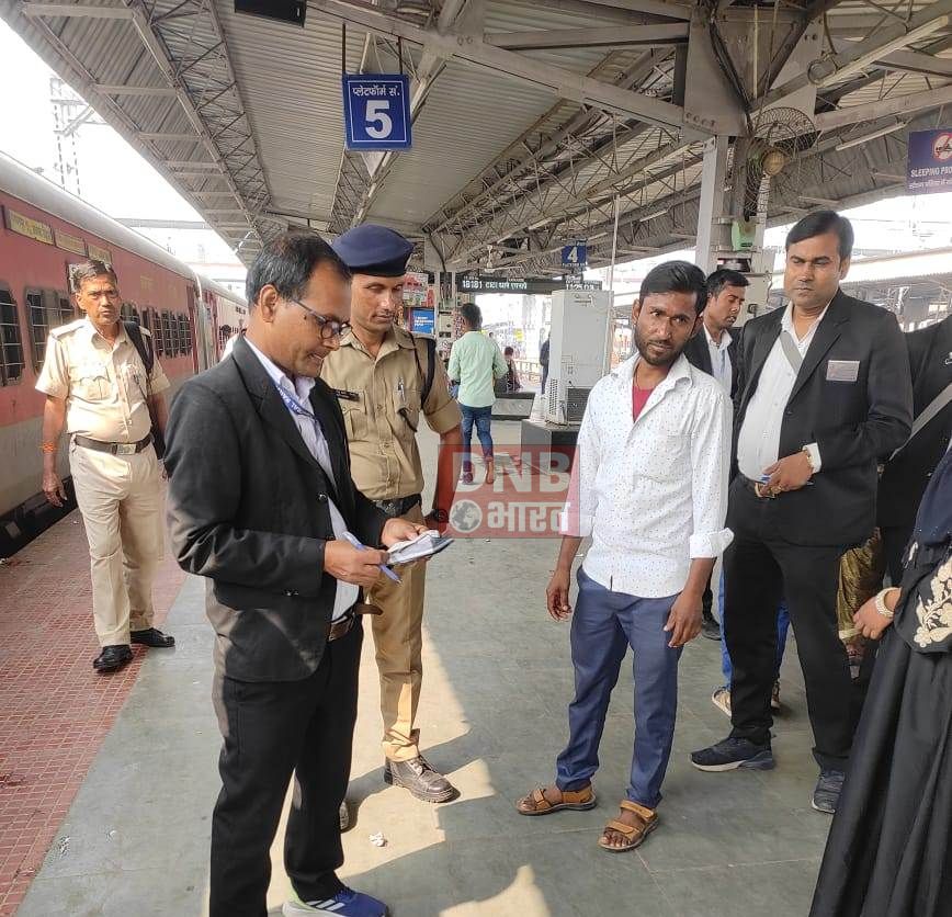 सोनपुर मंडल द्वारा चलाया गया सघन टिकट चेकिंग अभियान,बिना टिकट यात्रा के 2631 मामलों से जुर्माने के रूप में 15 लाख 29 हजार रुपये प्राप्त हुआ रेल राजस्व 2