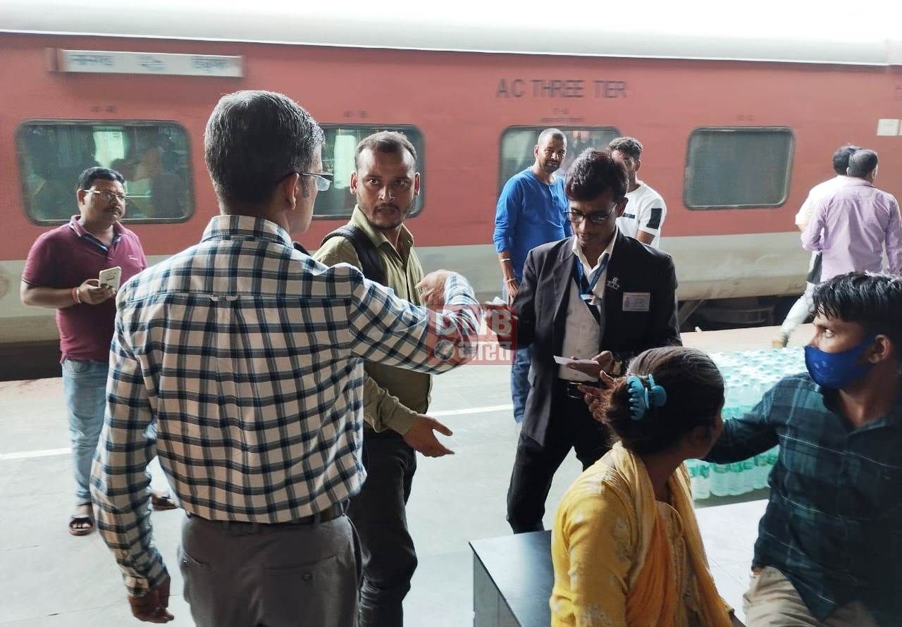 सोनपुर मंडल द्वारा चलाया गया सघन टिकट चेकिंग अभियान,बिना टिकट यात्रा के 2631 मामलों से जुर्माने के रूप में 15 लाख 29 हजार रुपये प्राप्त हुआ रेल राजस्व 3
