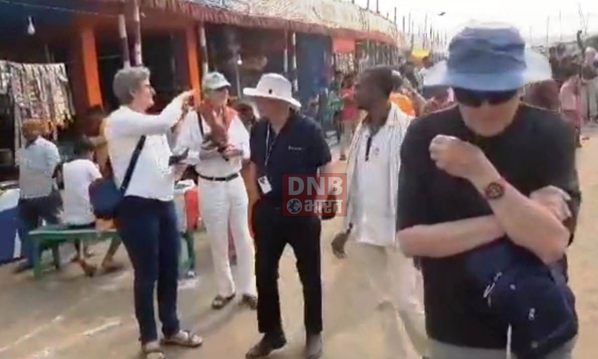 सिमरिया गंगा धाम अर्ध कुंभ पाहुचे विदेशी पर्यटक,सनातन धर्म की प्रशंसा की 2