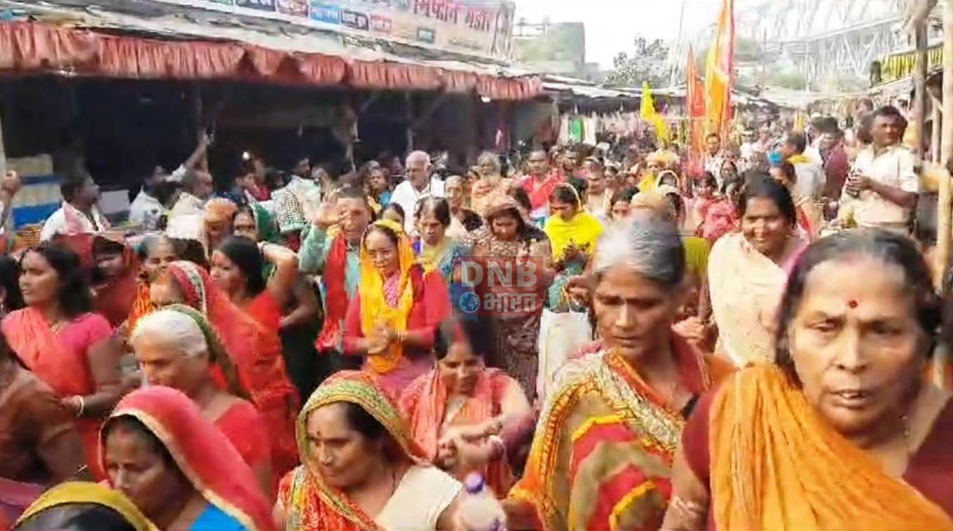 सिमरिया गंगा घाट अर्ध कुंभ के शाही स्नान में साधु संत नागा संत एवं हजारों की संख्या में श्रद्धालुओं ने लगाई आस्था के डुबकी 2