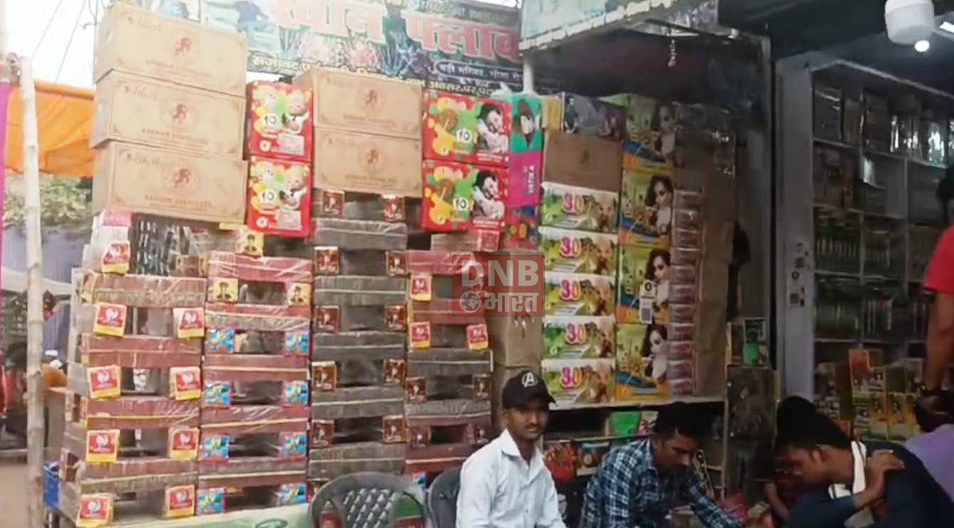 दीपावली को लेकर सजने लगी पटाखे की दुकानें, कभी भी हो सकता है हादसा,पुलिस प्रशासन मौन 2