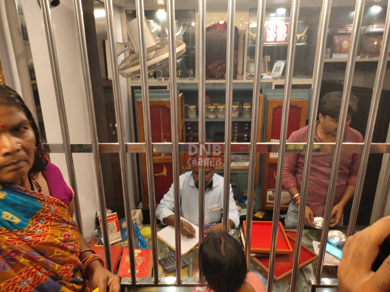 दीपावली व धनतेरस को लेकर बाजारों में भीड़,जमकर हुई खरीदारी 2
