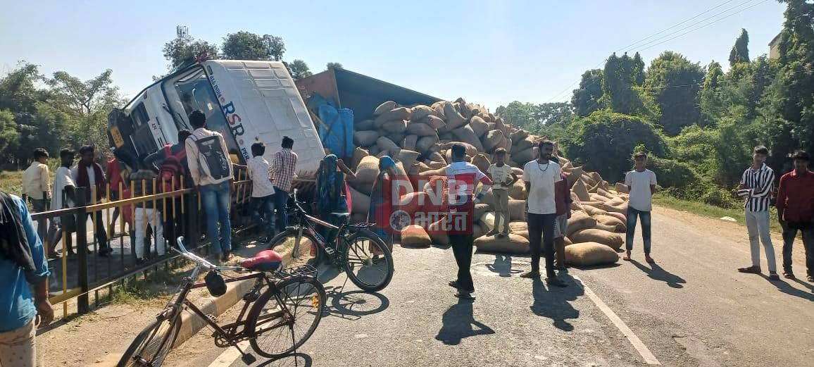 बछवाड़ा के फतेहा गांव एनएच 28 पर धान से लदी अनियंत्रित ट्रक ने मारी पलटी, चालक गंभीर रूप से घायल 3