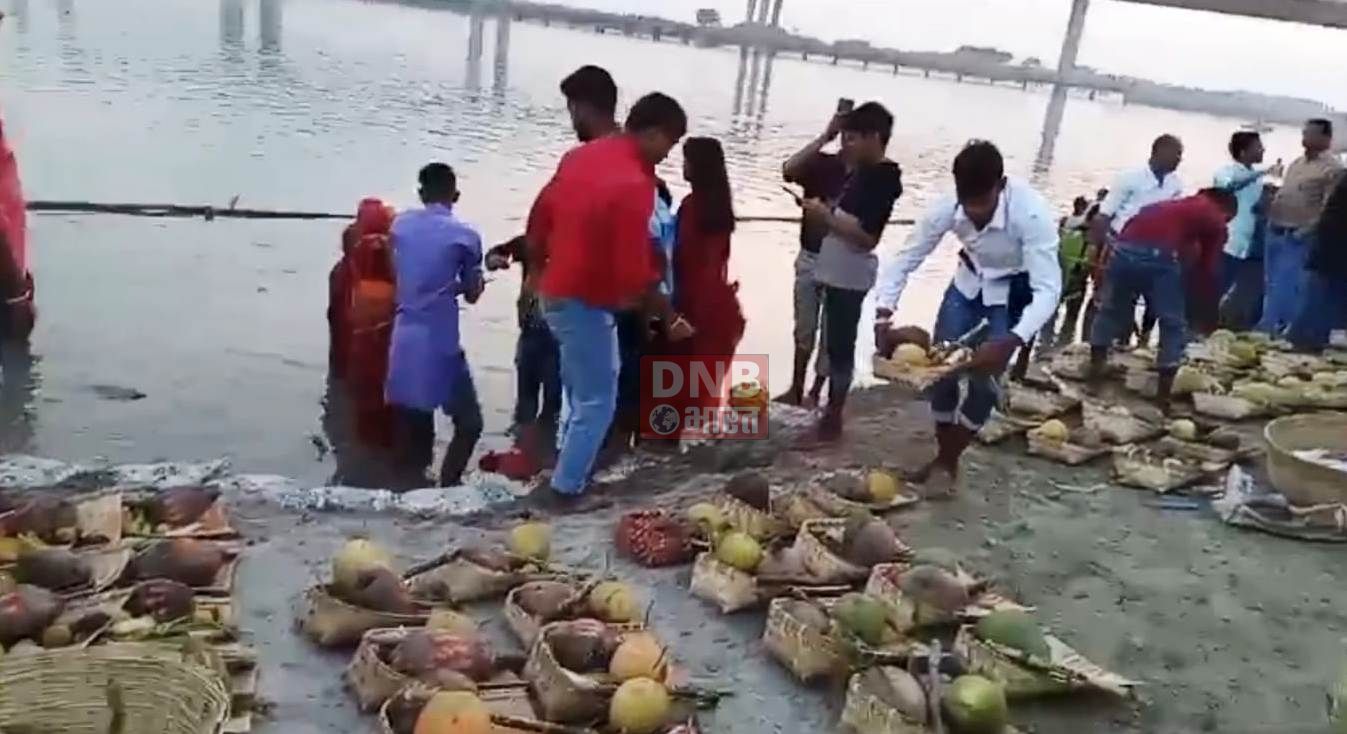 छठ महापर्व के तीसरे दिन डूबते सूर्य को दिया गया संध्या अर्ध्य 2