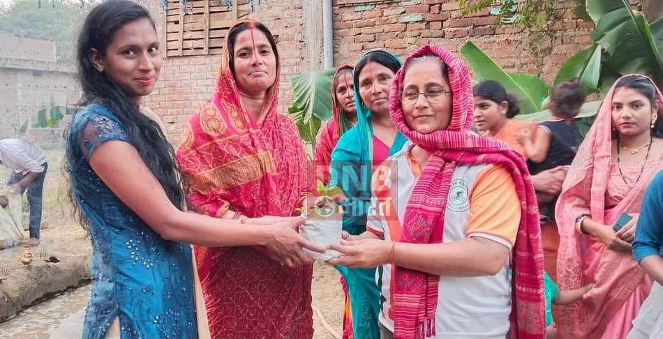 साईकिल पे संडे की महिला विंग के द्वारा छठ पर्व के शुभ अवसर पर छठव्रती महिलाओं को पौधा भेंट किया 3