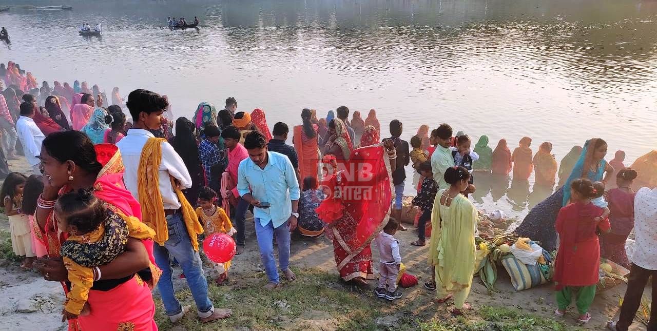 खोदावंदपुर प्रखंड में उदयाचल सूर्य को अर्घ्य देने के साथ ही छठ पर्व हुआ सम्पन्न 3