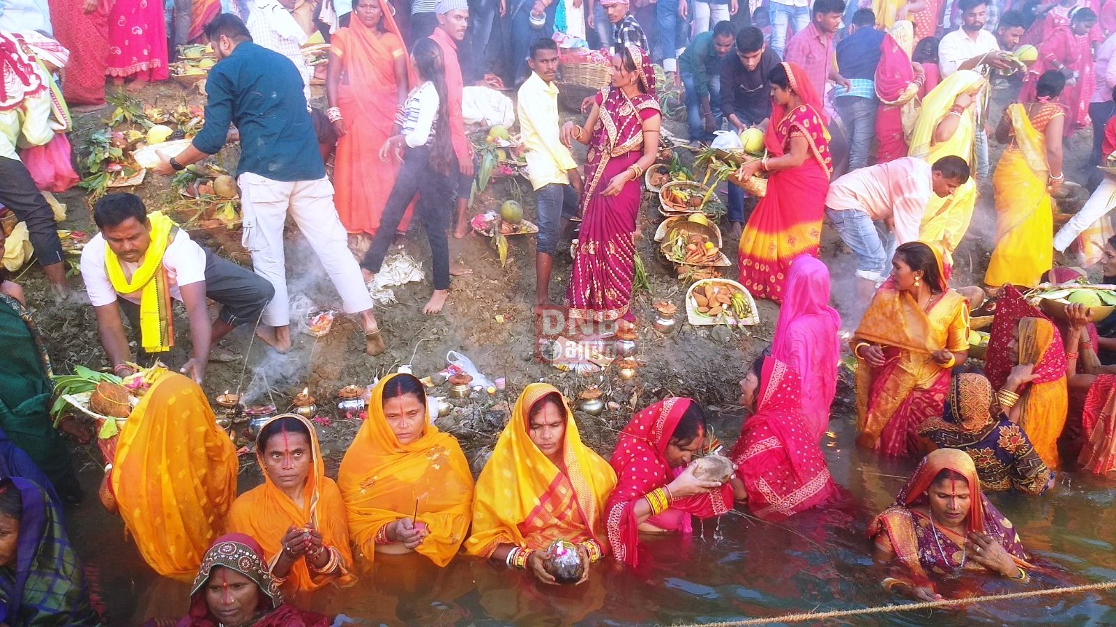 बछवाड़ा के विभिन्न छठ घाटों पर उदयमान सूर्य को अर्घ्य देने के साथ ही सूर्योपासना का चार दिवसीय छठ महापर्व का हुआ समापन 2