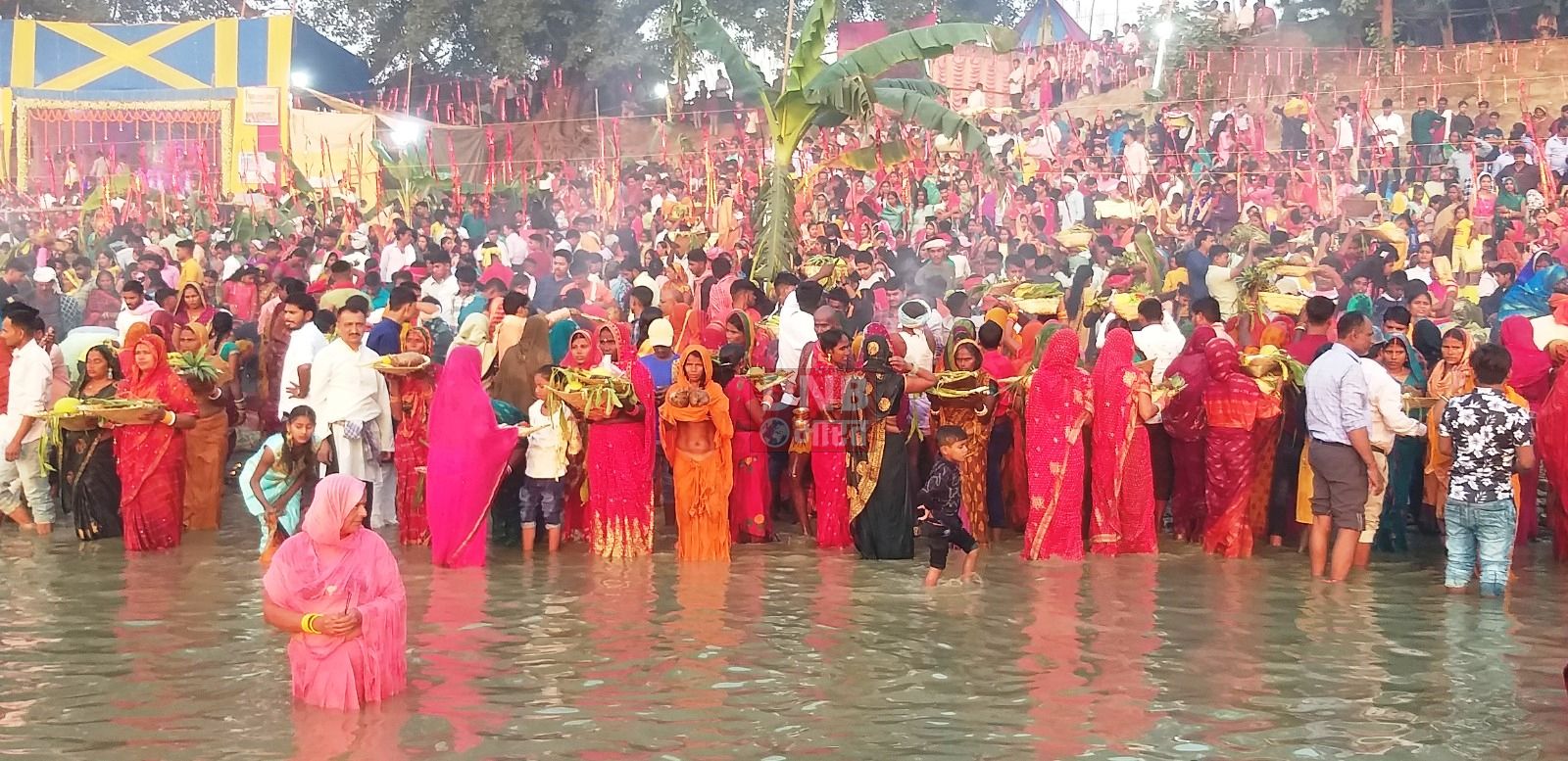 बछवाड़ा के विभिन्न छठ घाटों पर उदयमान सूर्य को अर्घ्य देने के साथ ही सूर्योपासना का चार दिवसीय छठ महापर्व का हुआ समापन 3