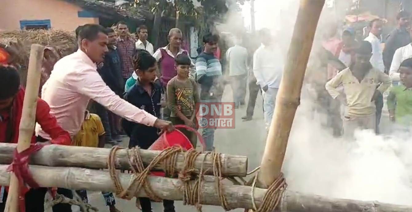 बेगूसराय में अपराधियों ने एक युवक को हत्या कर गले में फंदा डालकर पेड़ में लटका दिया,आक्रोशित लोगों ने सड़क जाम कर पुलिस प्रशासन के खिलाफ जमकर किया हंगामा 2