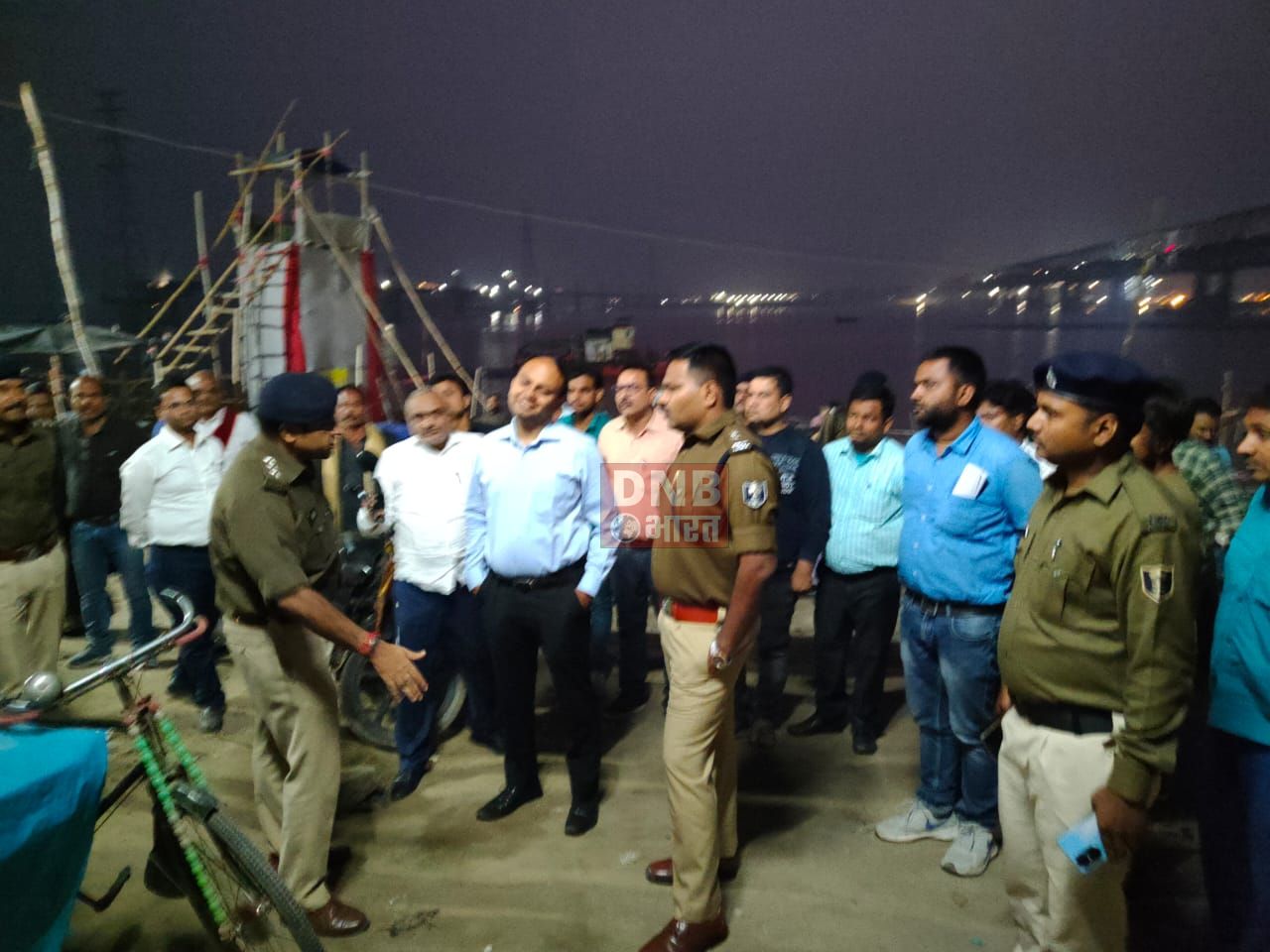 बेगूसराय जिले के सिमरिया गंगा धाम में तीसरे शाही स्नान की तैयारी का जायजा लेने पहुंचे डीएम एवं एसपी 2