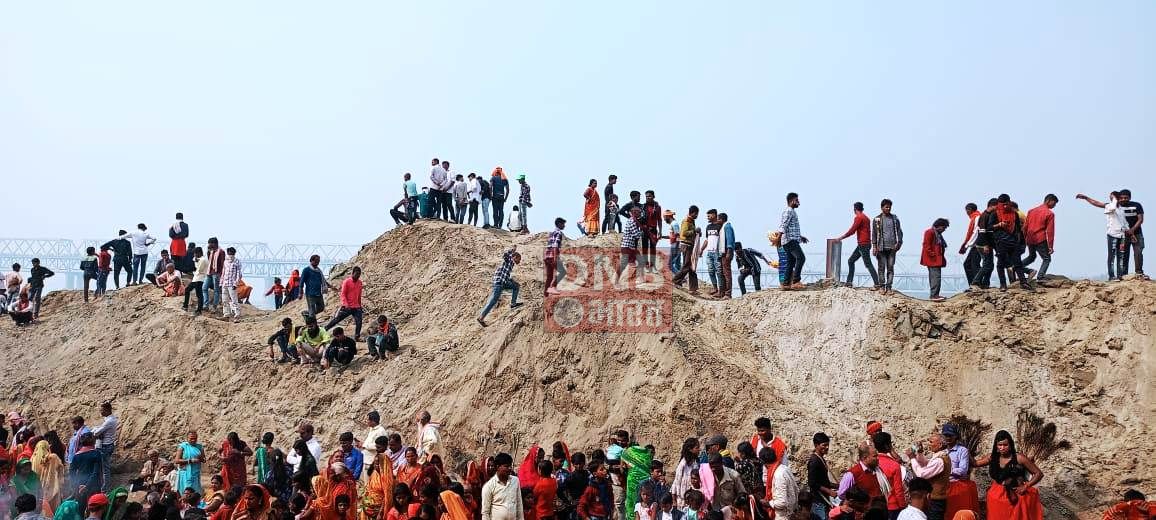 बेगूसराय के अर्धकुंभ स्थली सिमरिया गंगा घाट पर मुंडन संस्कार कराने को लेकर श्रद्धालुओं की उमड़ी भीड़ 2