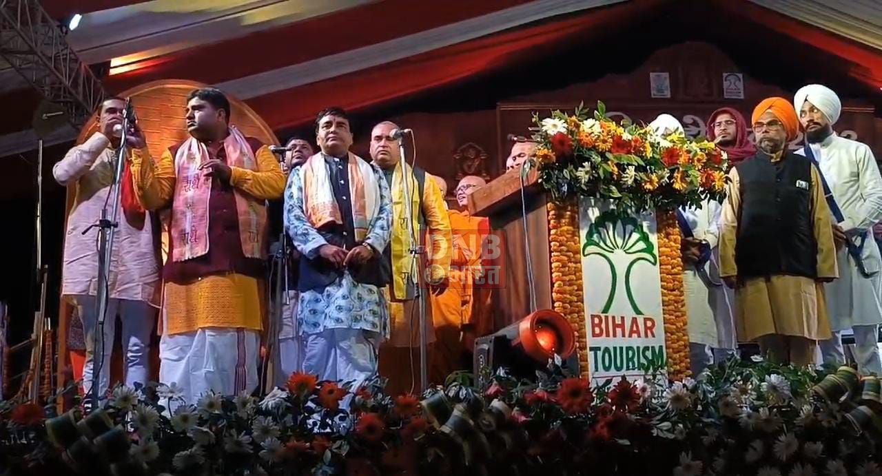नालंदा:-राजगीर के स्टेट गेस्ट हाउस के मैदान में तीन दिवसीय राजगीर महोत्सव का प्रभारी मंत्री विजय कुमार चौधरी ने दीप प्रज्वलित कर किया उद्घाटन 2