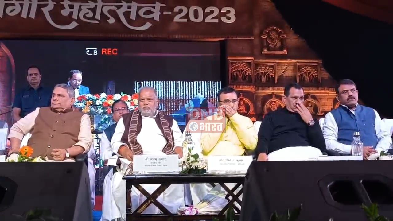 नालंदा:-राजगीर के स्टेट गेस्ट हाउस के मैदान में तीन दिवसीय राजगीर महोत्सव का प्रभारी मंत्री विजय कुमार चौधरी ने दीप प्रज्वलित कर किया उद्घाटन 3