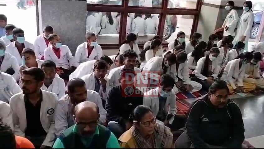 नालंदा: परीक्षा में पास करने के नाम पर छात्राओं के साथ हुए दुर्व्यवहार के विरोध में बीजेपी के बैनर तले किया गया धरना प्रदर्शन, घटना में शामिल लोगो के ऊपर कठोर कार्रवाई की मांग  2