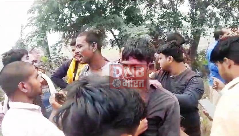 बेगूसराय में बाइक सवार दो चैन स्नेचर को लोगों ने पकड़ कर किया जमकर की धुनाई, फिर किया पुलिस के हवाले 3