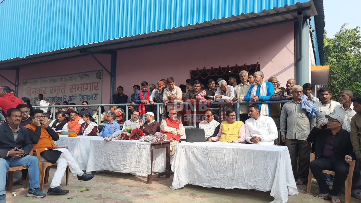 विकसित भारत संकल्प यात्रा रथ बेगुसराय के दिनकर पुस्तकालय सिमरिया गांव पहुंचे,जहां एलईडी के माध्यम से भारत सरकार से मिलने वाली योजनाओं की जानकारी दिया 3