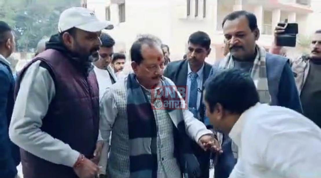 बेगूसराय में भ्रष्ट पदाधिकारी पर एक्शन नहीं लिया जाता और भ्रष्ट पदाधिकारी माफिया से गठजोड़ कर अवैध कमाई में लगे हुए हैं:- विजय सिन्हा 5