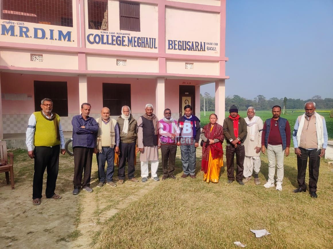लंबित अनुदान एवं वेतनमान की मांग को लेकर वित्तरहित शिक्षकों ने काला बिल्ला लगाकर किया कार्य 3