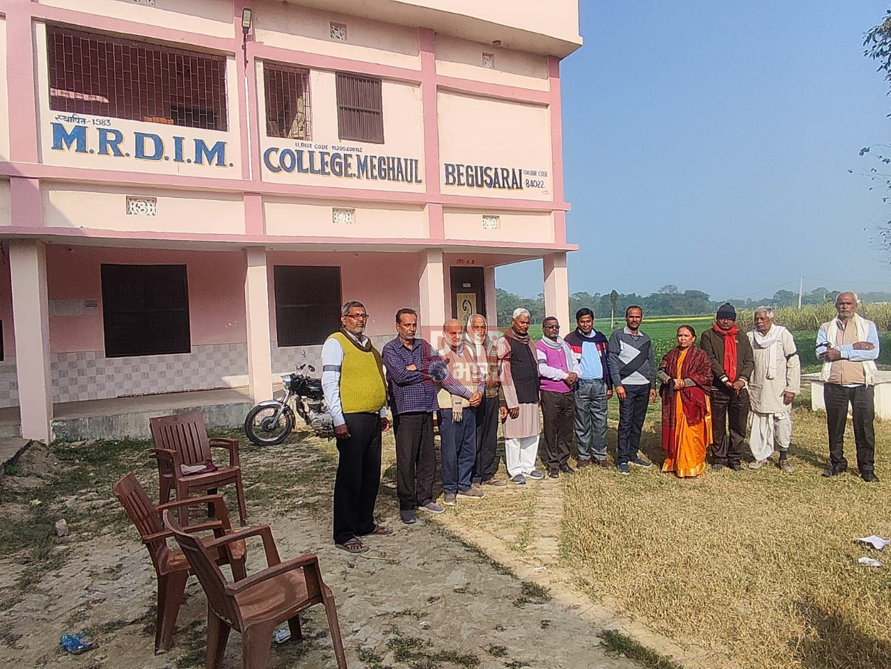 लंबित अनुदान एवं वेतनमान की मांग को लेकर वित्तरहित शिक्षकों ने काला बिल्ला लगाकर किया कार्य 2