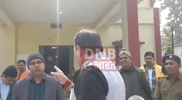 राज्य सभा सांसद राकेश सिन्हा ने विकसित संकल्प यात्रा के दौरान तेघरा के एसडीओ पर लापरवाही का आरोप लगाकर खूब खड़ी खोटी सुनाई 2