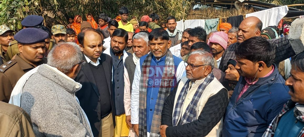 बछवाड़ा प्रखंड के अरवा पंचायत में भीषण अग्निकांड में मृतक के परिजन से मिलने पहुंचे जिलाधिकारी बेगूसराय 4