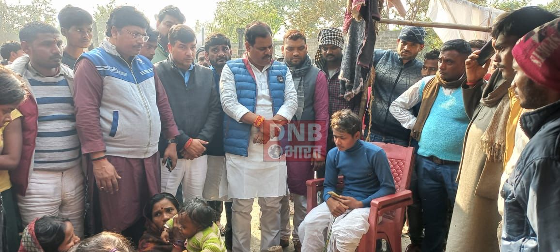 बछवाड़ा प्रखंड के अरवा पंचायत में भीषण अग्निकांड में मृतक के परिजन से मिलने पहुंचे जिलाधिकारी बेगूसराय 3