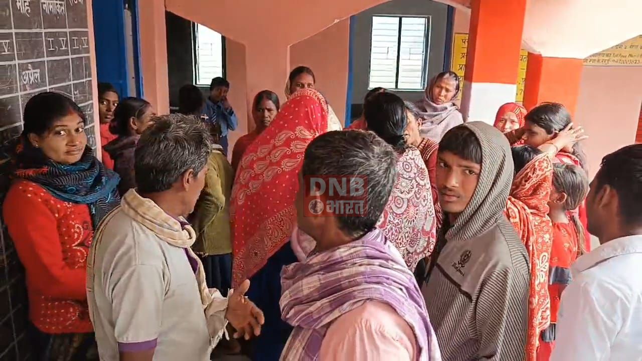 नालंदा: विद्यालय में छात्रों को मिलने वाली सुविधा को लेकर स्कूल प्रबंधन पर लगाया गड़बड़ी करने का आरोप, दर्जनों की संख्या में ग्रामीणों ने स्कूल पहुंचकर शिक्षक को लगाई फटकार 4