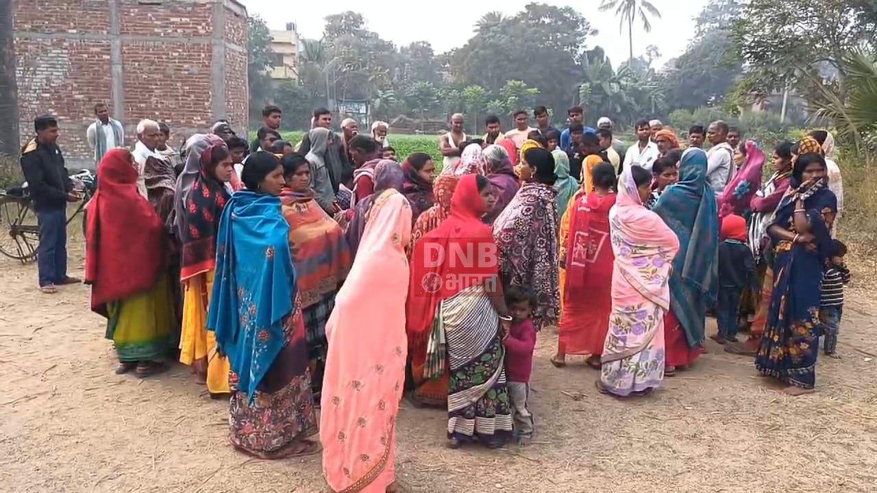 नालंदा: विद्यालय में छात्रों को मिलने वाली सुविधा को लेकर स्कूल प्रबंधन पर लगाया गड़बड़ी करने का आरोप, दर्जनों की संख्या में ग्रामीणों ने स्कूल पहुंचकर शिक्षक को लगाई फटकार 3