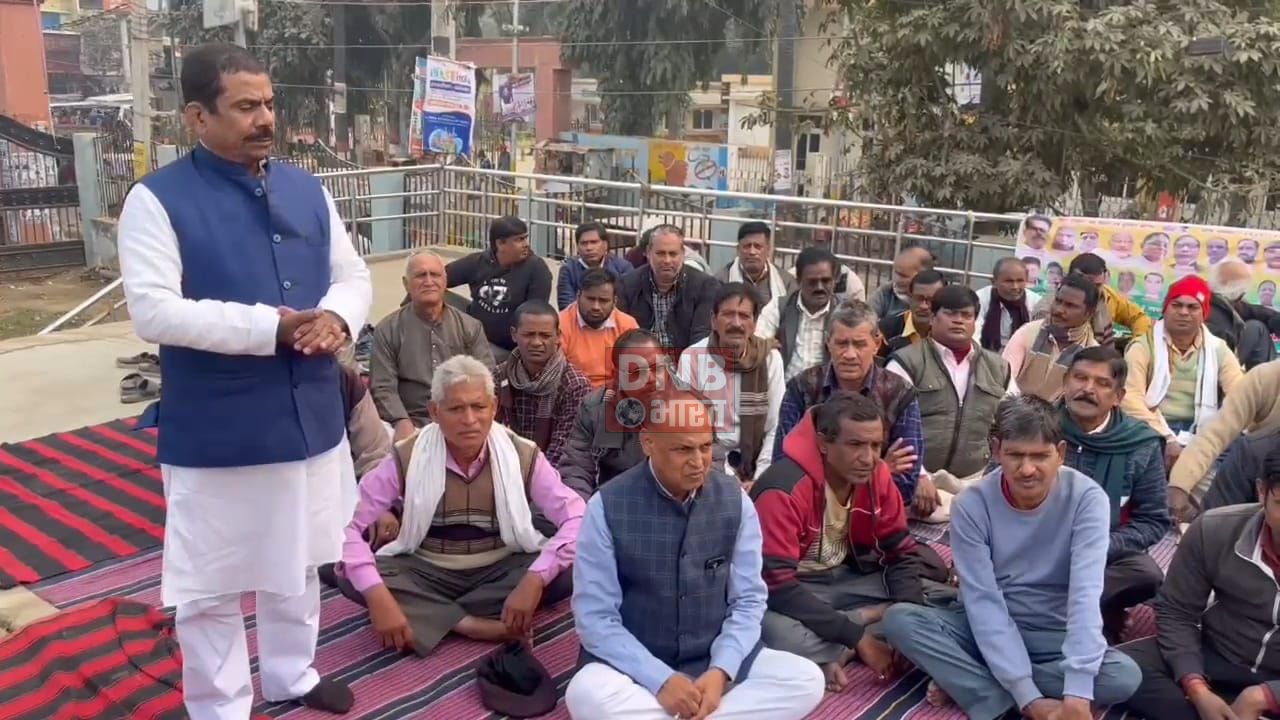 पीडीएस डीलर अपनी आठ सूत्री मांगों को लेकर पांचवे दिन भी रहा हड़ताल जारी,बिहार शरीफ श्रम कल्याण केंद्र के मैदान में किया प्रदर्शन 2
