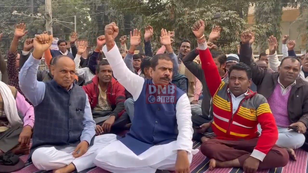 पीडीएस डीलर अपनी आठ सूत्री मांगों को लेकर पांचवे दिन भी रहा हड़ताल जारी,बिहार शरीफ श्रम कल्याण केंद्र के मैदान में किया प्रदर्शन 3