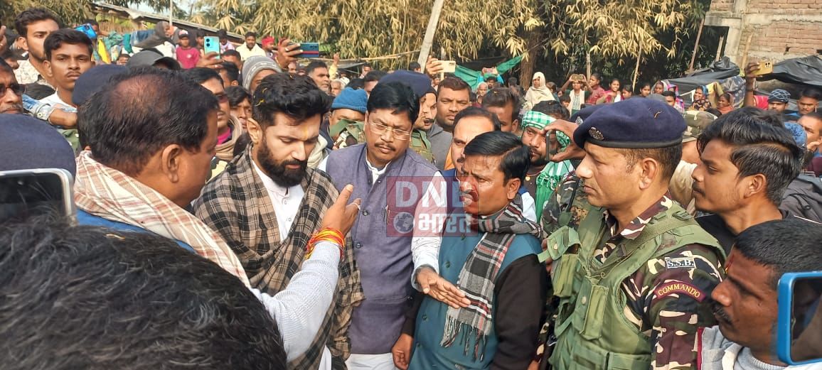 लोजपा (राम विलास) के राष्ट्रीय अध्यक्ष अग्निपीड़ित परिवार से मिलने पहुंचे बेगूसराय जिले के बछवाड़ा प्रखंड के अरवा गांव  2