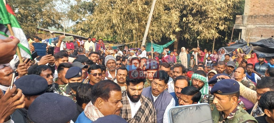 लोजपा (राम विलास) के राष्ट्रीय अध्यक्ष अग्निपीड़ित परिवार से मिलने पहुंचे बेगूसराय जिले के बछवाड़ा प्रखंड के अरवा गांव  3