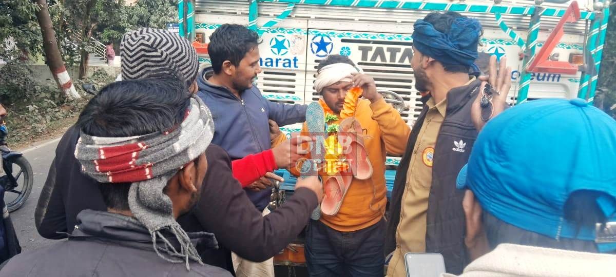 केंद्र सरकार के द्वारा हिट एंड रन कानून लाने के खिलाफ खोदावंदपुर में वाहन चालकों ने सुबह से ही एसएच 55 रखा जाम 2