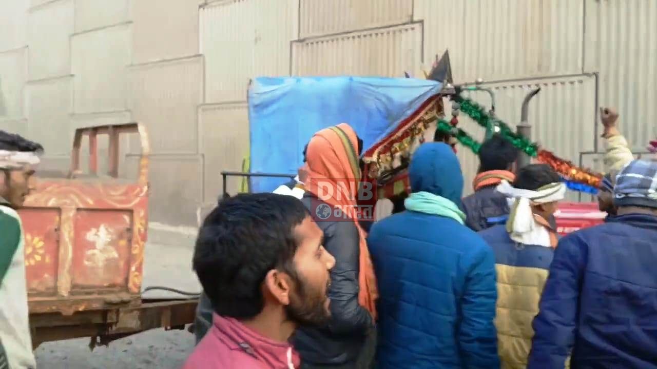 नालंदा : हिट एंड रन के विरोध में चालकों ने एनएच 20 जाम कर किया हंगामा,वाहनों को जबरन रुकवाया, यात्रियों और स्कूली बच्चों को हो रही है परेशानी 2
