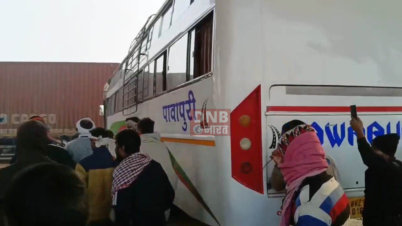 नालंदा : हिट एंड रन के विरोध में चालकों ने एनएच 20 जाम कर किया हंगामा,वाहनों को जबरन रुकवाया, यात्रियों और स्कूली बच्चों को हो रही है परेशानी 3