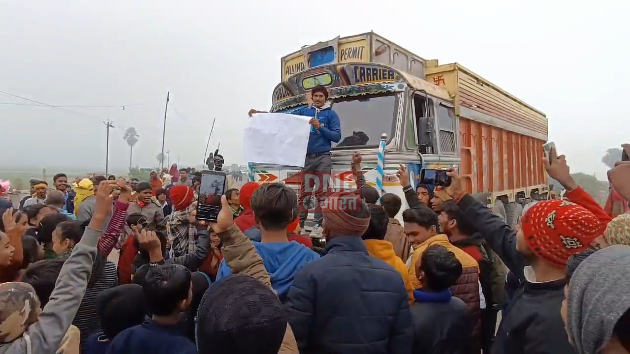 पंचायत प्लस टू उच्च विद्यालय सोनसा में मनमाना फीस लेने से उग्र छात्र छात्राएं सरमेरा-बिहटा मुख्य सड़क को जाम कर किया हंगामा 3