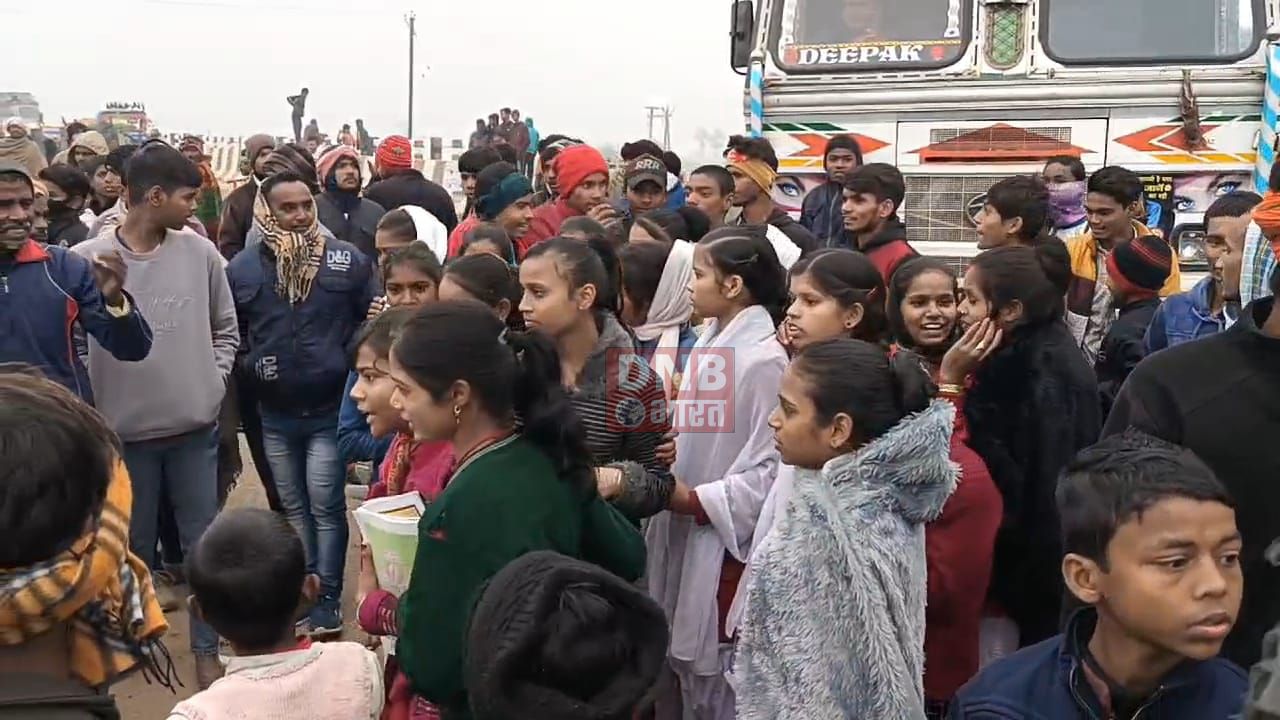 पंचायत प्लस टू उच्च विद्यालय सोनसा में मनमाना फीस लेने से उग्र छात्र छात्राएं सरमेरा-बिहटा मुख्य सड़क को जाम कर किया हंगामा 2