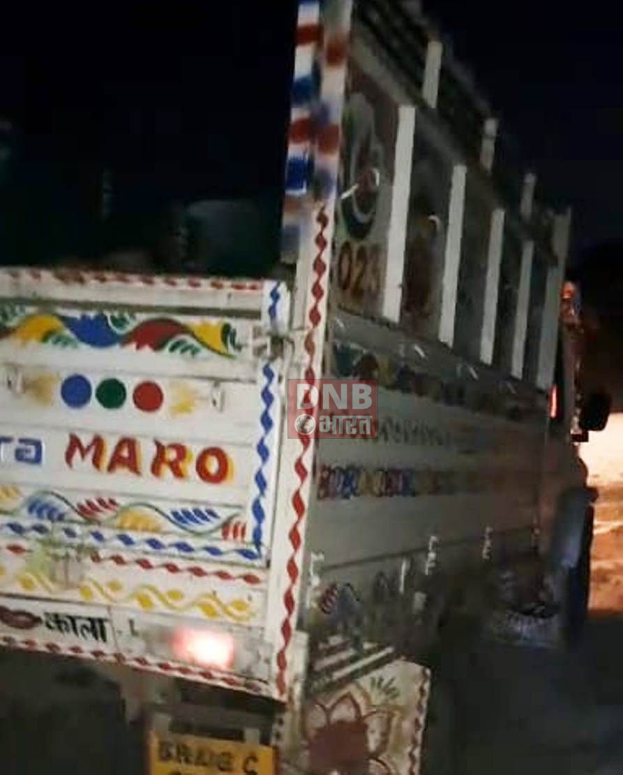 खगड़िया खजरैठा कामत दियारा से भरतखंड पुलिस ने पिकअप व ट्रेक्टर समेत भारी मात्रा में शराब किया बरामद, शराब तस्कर भागने में रहा सफल 2