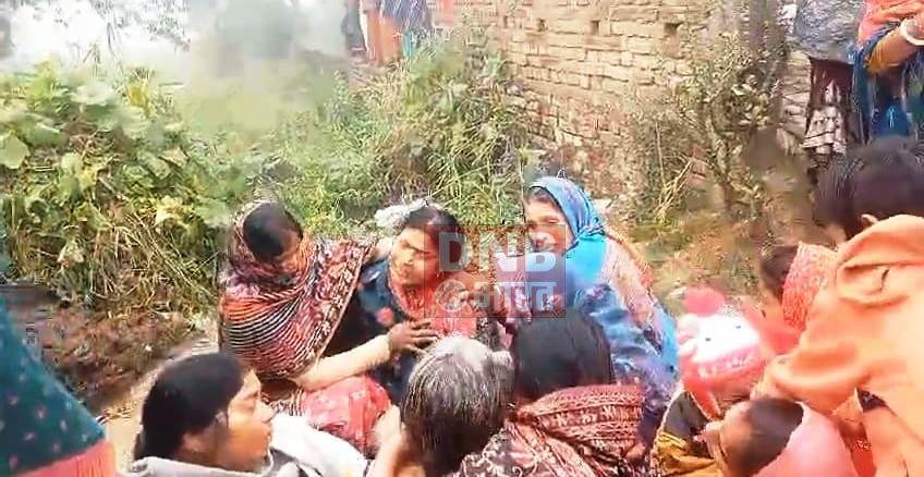 अज्ञात वाहन की चपेट में आने से युवक की हुई मौत, मुआवजे की मांग को लेकर आक्रोशित ग्रामीणों ने किया सड़क जाम 2