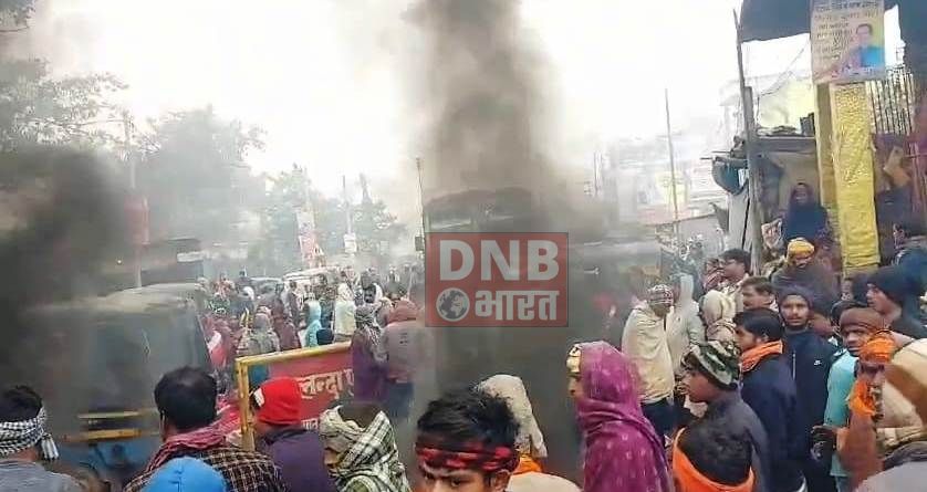 अज्ञात वाहन की चपेट में आने से युवक की हुई मौत, मुआवजे की मांग को लेकर आक्रोशित ग्रामीणों ने किया सड़क जाम 3