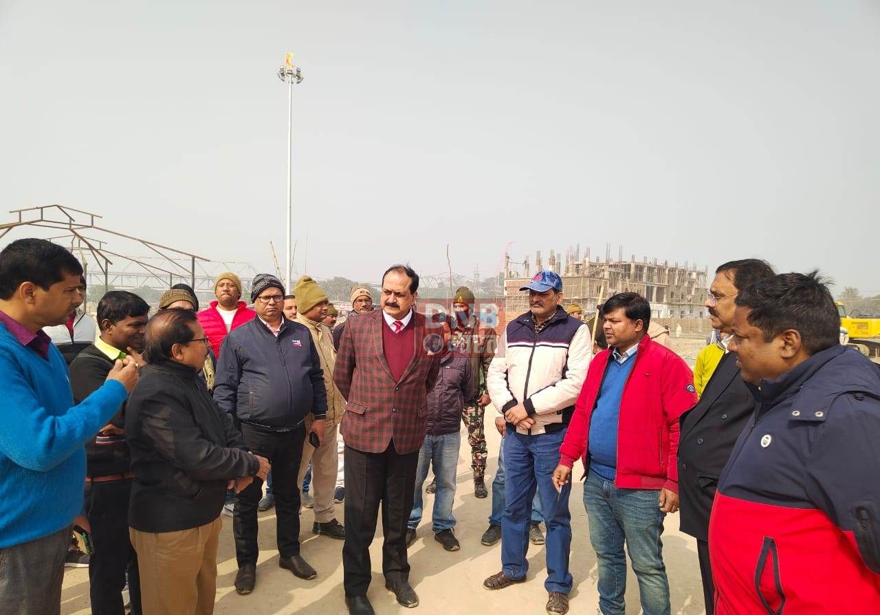 सिमरिया में सीढ़ी व धर्मशाला का निरीक्षण करते हुए संवेदक को अगले पंन्द्रह दिनों में निर्माण कार्य पुर्ण करने का दिया निर्देश - प्रमंडलीय आयुक्त संजय सिंह 3