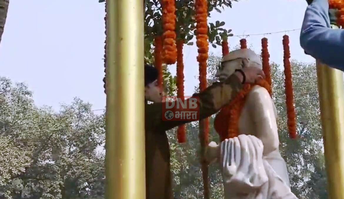 बेगूसराय में डीएम और एसपी ने राष्ट्र पिता महात्मा गांधी के प्रतिमा पर माल्यार्पण कर पुण्यतिथि मनाया 2