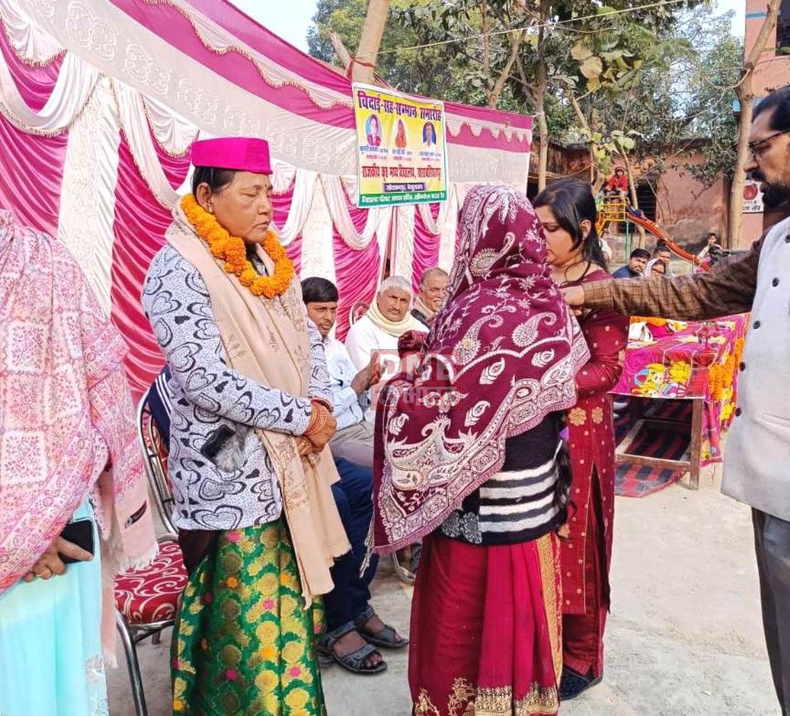 खोदावंदपुर में विदाई सह सम्मान समारोह का हुआ अयोजन,नम् आंखों से शिक्षक को दी गई विदाई 3