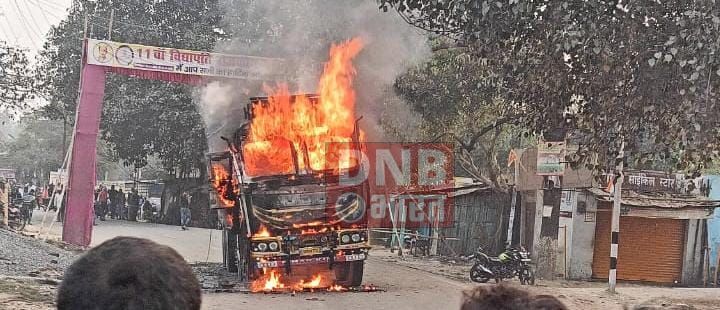 अनियंत्रित गिट्टी से लदी ट्रक के नीचे दबकर बछवाड़ा के दो व्यक्ति की हुई मौत, तीन व्यक्ति गंभीर रुप से घायल, आक्रोशित लोगों ने ट्रक में लगाया आग 2