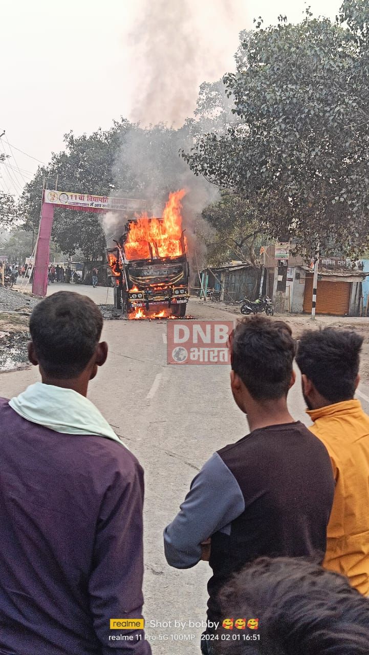 अनियंत्रित गिट्टी से लदी ट्रक के नीचे दबकर बछवाड़ा के दो व्यक्ति की हुई मौत, तीन व्यक्ति गंभीर रुप से घायल, आक्रोशित लोगों ने ट्रक में लगाया आग 4