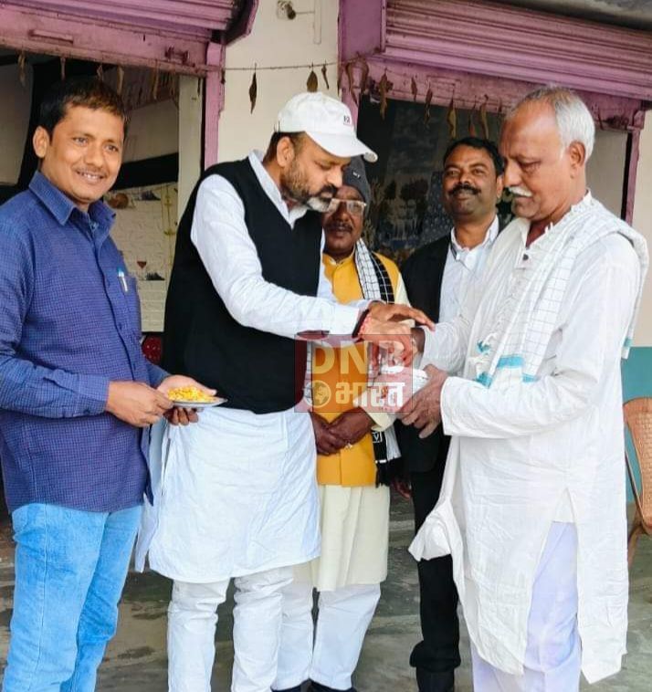 नीतीश कुमार के बहुमत परीक्षण में विजय होने पर भाजपा कार्यकर्ताओं में खुशी, कार्यकर्ताओं ने एक दूसरे को मिठाई खिलाकर व अबीर गुलाल लगाकर दी बधाई  2