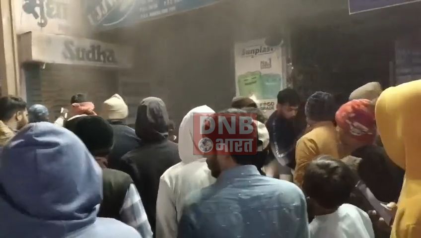 बिजली की शॉर्ट सर्किट से हार्डवेयर की दुकान में लगी आग,दमकल की वाहन ने आग पर पाया काबू, बड़ा नुकसान से बचा 2