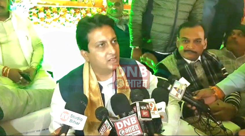 बरौनी से श्रद्धालुओं को लेकर आस्था स्पेशल ट्रेन अयोध्या के लिए हुआ प्रस्थान,केन्द्रीय मंत्री गिरिराज सिंह व भाजपा के राष्ट्रीय मंत्री ने हरी झंडी दिखाकर किया रवाना 4
