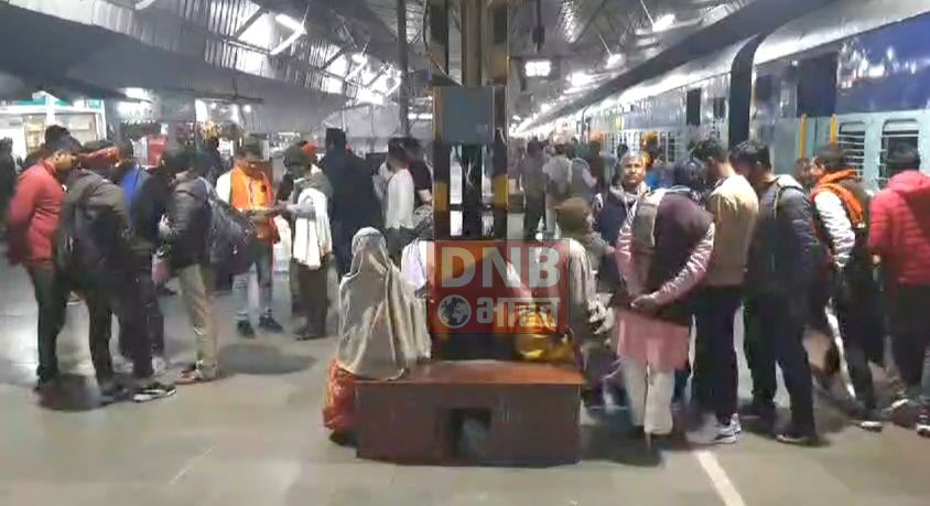 बरौनी से श्रद्धालुओं को लेकर आस्था स्पेशल ट्रेन अयोध्या के लिए हुआ प्रस्थान,केन्द्रीय मंत्री गिरिराज सिंह व भाजपा के राष्ट्रीय मंत्री ने हरी झंडी दिखाकर किया रवाना 5